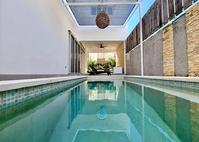Casa de férias Modern Rutelena +good Location+pool+ac+sleeps 12