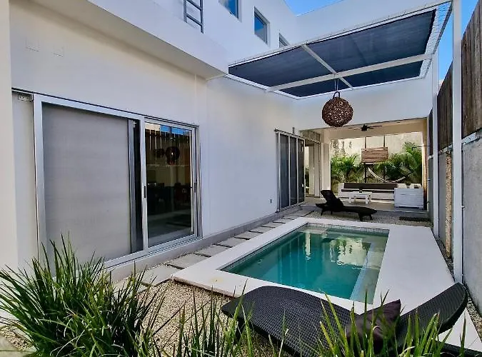 Modern Rutelena +good Location+pool+ac+sleeps 12 Casa de férias *