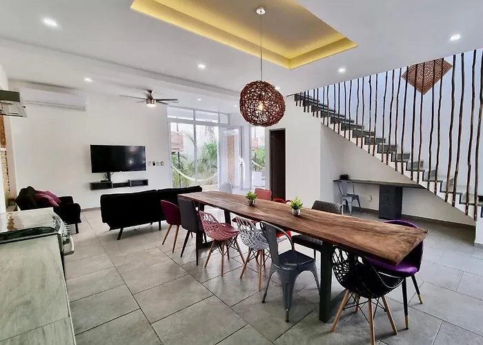Modern Rutelena +good Location+pool+ac+sleeps 12 Casa de férias Playa del Carmen