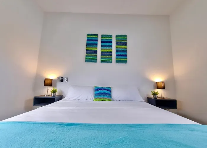 Casa de férias Modern Rutelena +good Location+pool+ac+sleeps 12