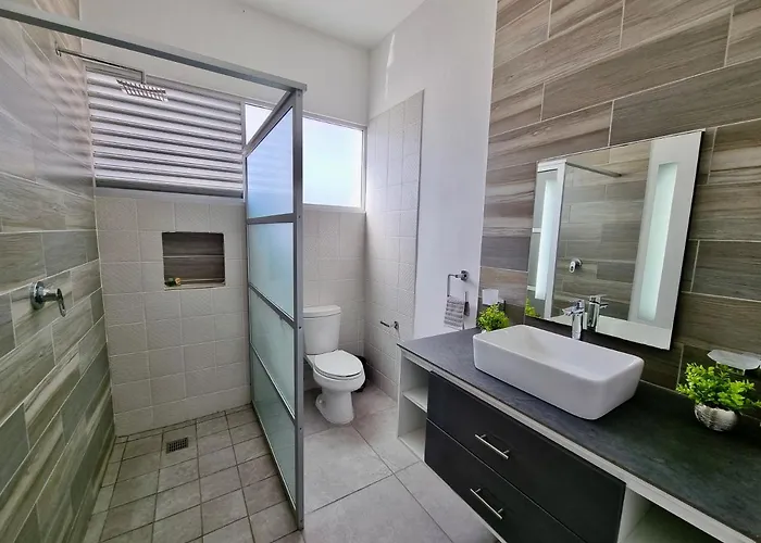 Modern Rutelena +good Location+pool+ac+sleeps 12 *