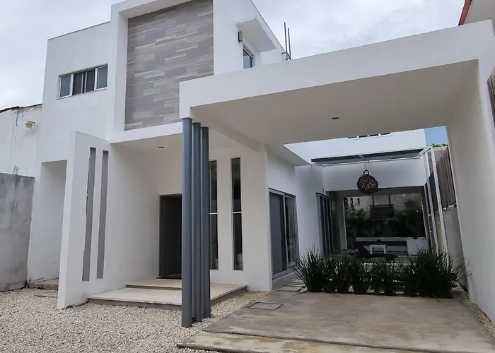 Modern Rutelena +good Location+pool+ac+sleeps 12 Casa de férias Playa del Carmen